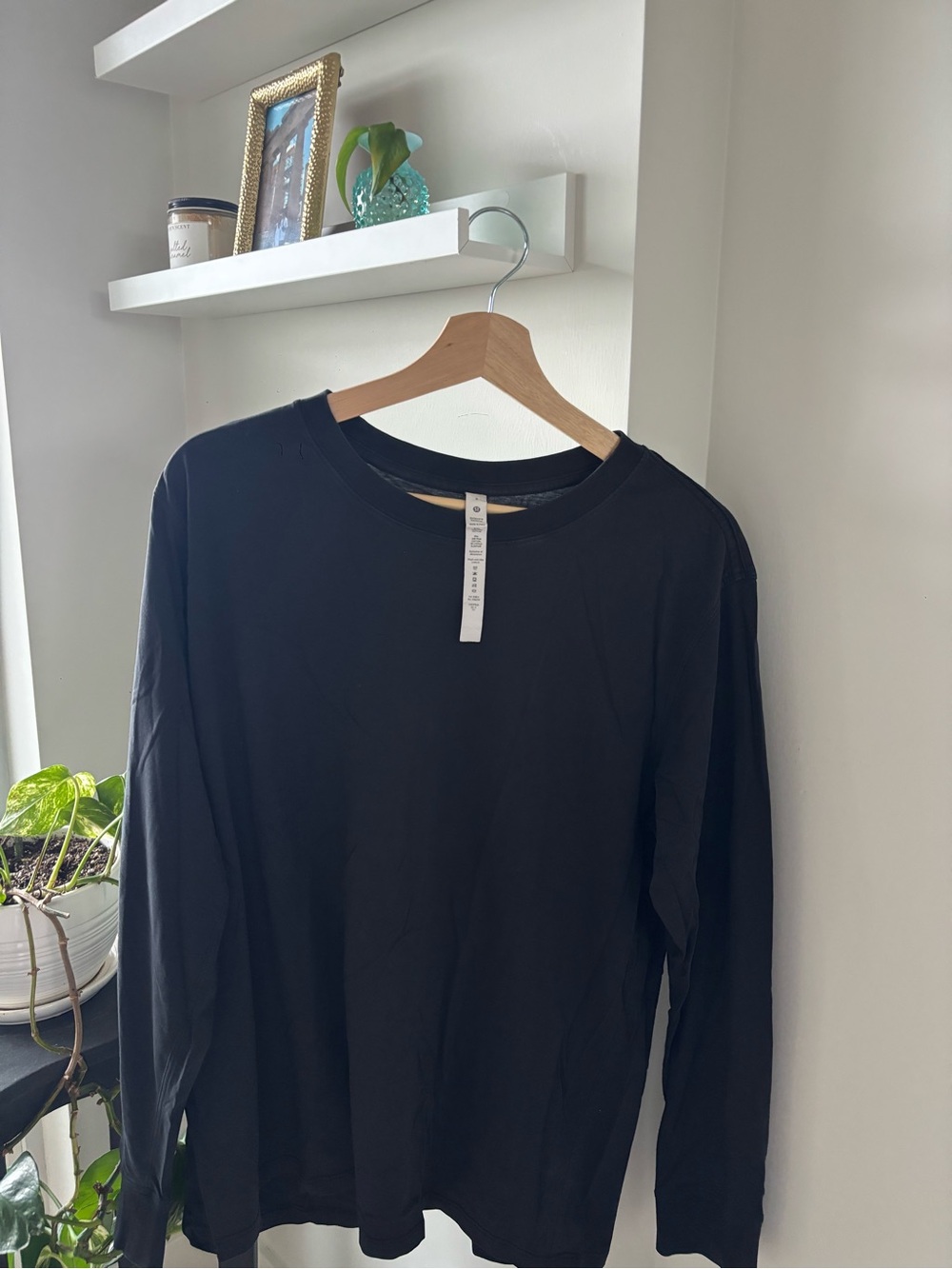 lululemon athletica women’s 8 Black Long-Sleeve Crewneck Tee